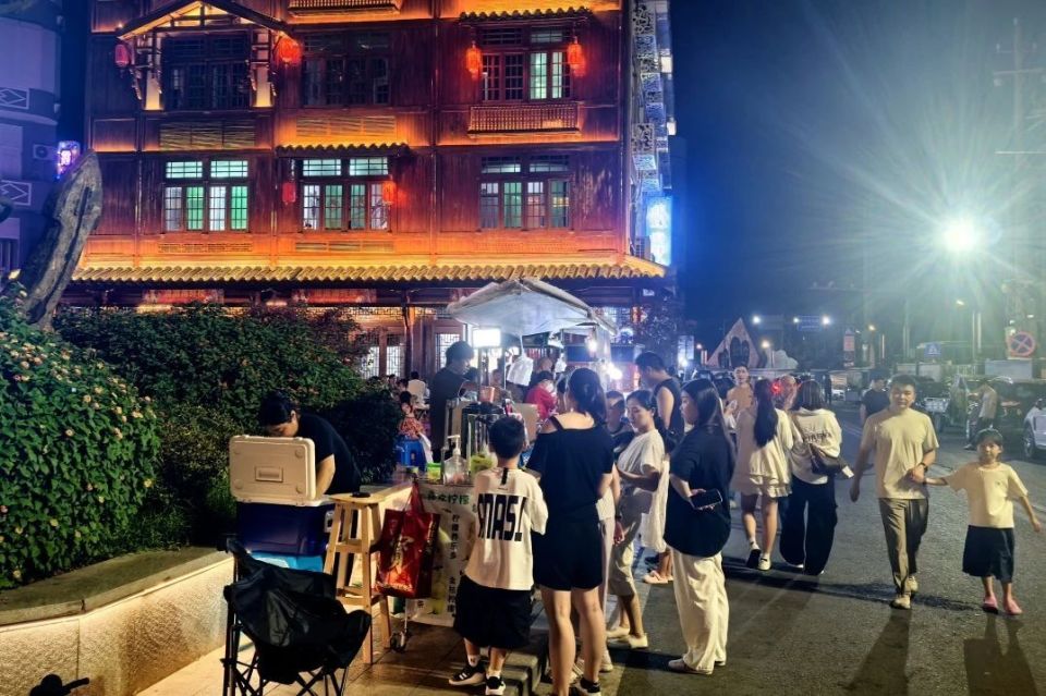 快看, 晚风撞了个, 小镇瞬间沸 快看, 晚风撞了个, 小镇瞬间沸