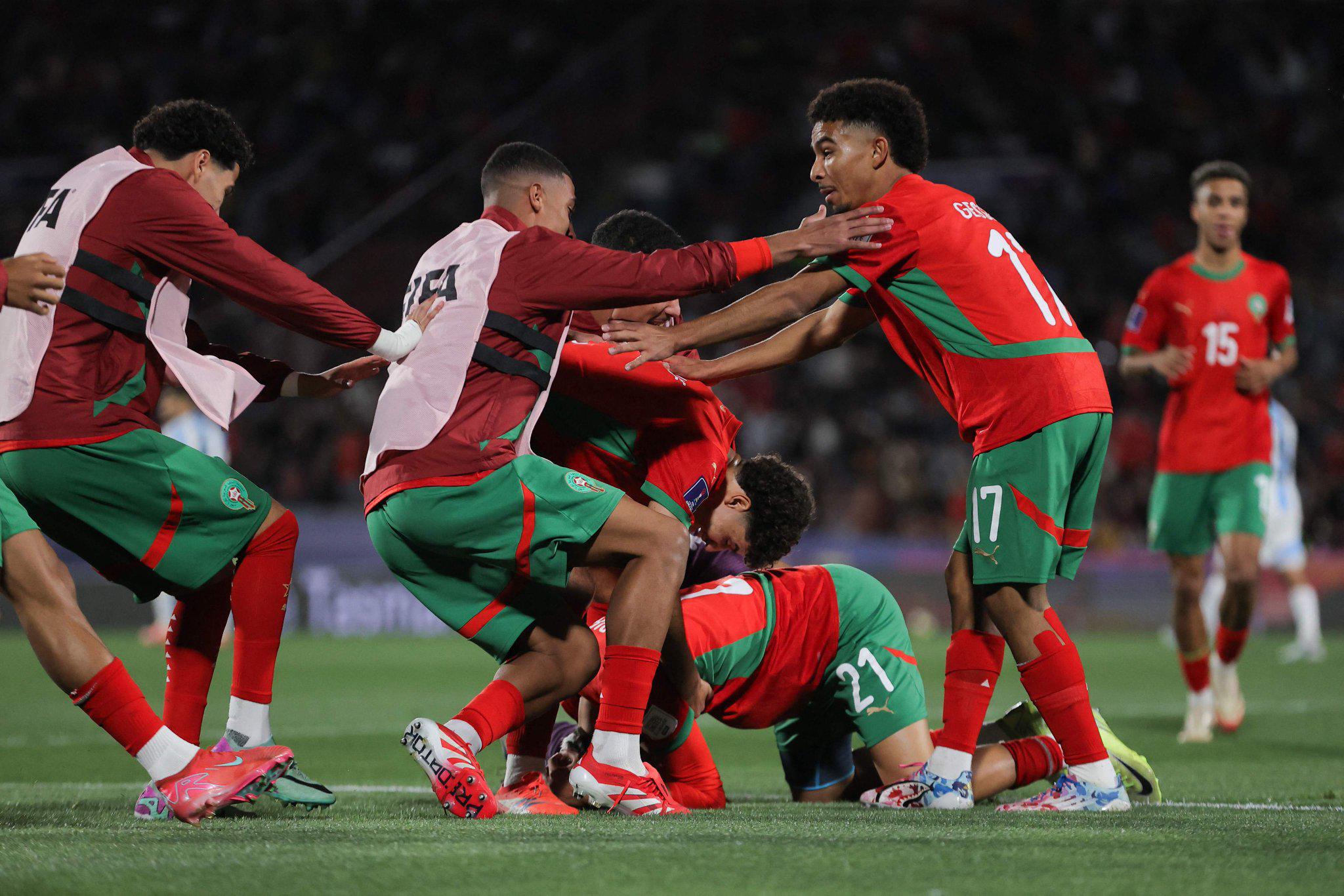 阿根廷全队, 玛玛右路奔